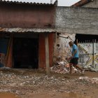 Un hombre camina entre escombros en el barrio Jardim Pantanal en Sao Paulo