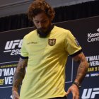 Chito recibió la camiseta de la Tri y no dudó en lucirla ante la prensa.