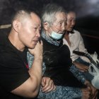 El expresidente peruano Alberto Fujimori (c), acompañado de sus hijos, Keiko (d) y Kenji Fujimori