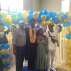 Allen Obando en familia, cuando se graduó de bachiller.