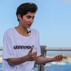 La actriz española Alba Flores habla en una entrevista con EFE este domingo, en la Isla Santa Cruz del archipiélago de Galápagos (Ecuador).