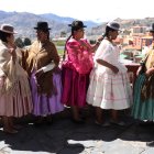 Mujeres Aimaras, perteneciente al emprendimiento "Warmi Empollerada" lucen el traje típico de la Chola paceña