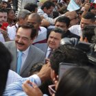 El entonces alcalde Jaime Nebot y Pablo Muentes en el ingreso a la tarima de una de las sesiones solemnes de Guayaquil.