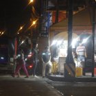 Comercios Los locales informales no se detienen ni en la madrugada. Clientes hacen hasta filas para consumir bedidas o comida que se esté bebiendo.