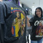 Pocas tiendas en la Bahía ofrecen modelos de camisetas con imágenes de Chito Vera