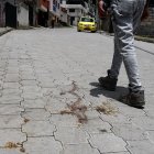 Panorama. En las afueras de la casa donde ocurrió el hecho violento todavía existe sangre de la víctima.