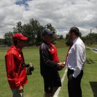 El presidente Marco Pazos (d) se reunió con el entrenador paraguayo Ever Hugo Almeida (c) y su cuerpo técnico. Acordaron su continuidad en los puros criollos.