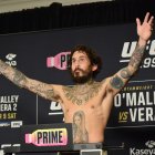 Habrá pelea. Tras casi una hora de espera, el  peleador oriundo de Chone salió a la bascula, con un evidente desgaste físico por el corte de peso.