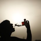 Una mujer bebe agua de una botella en una imagen de archivo.