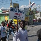 Manifestantes protestan para exigir la renuncia del primer ministro Ariel Henry