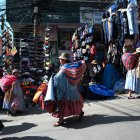 Mujeres caminan en un mercado popular el 5 de marzo de 2024 en La Paz