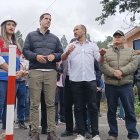 El ministro de Obras Públicas, Roberto Luque; y el prefecto de Azuay, Juan Cristóbal Lloret recorrieron la vía Cuenca- Molleturo e inauguraron el inicio de las obras de bacheo en la autopista Medio Ejido- Sayausí.