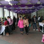 Los comerciantes se ubican en los portales y calles por la fiesta de Ambato.