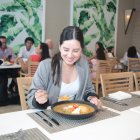 Una dama se sirve la fanesca que prepara el hotel Oro Verde.