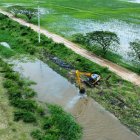Con maquinaria de brazo largo se realizan los trabajos en el canal.