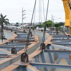 Hecho. La madrugada y mañana de este domingo 3 de marzo se realizó el izado de dos vigas curvas en la intersección de las avenidas 25 de Julio y Roberto Serrano, sitio en el que se construye una solución vial.