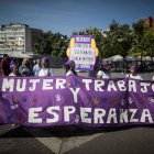 Ciudadanas venezolanas salieron a las calles con pancartas exigiendo mejoras en sus derechos laborales.