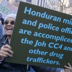 Varias personas celebran la decisión que declara culpable al ex mandatario.