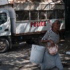 Caso. Una mujer camina frente la prisión nacional, en Puerto Príncipe, donde se dio una de las fugas masivas.