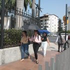 Clima. Con paraguas, ciudadanas se protegen de los rayos solares en la avenida Carlos Luis Plaza Dañín, norte de Guayaquil. Sobres las aceras faltan espacios que brinden sombra.