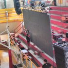 Cerca de una docena de trabajadores instalaron ayer la pantalla.