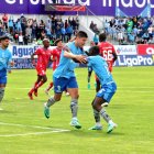 Facundo Pons (c) anotó el penal que le dio la victoria a Macará sobre El Nacional.