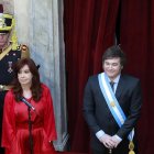 El presidente de Argentina, Javier Milei (d), y la exmandataria argentina Cristina Fernández.