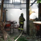 15 bomberos atendieron la emergencia en el restaurante Katari Cumbayá.