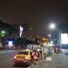 En la calle Loja y avenida Malecón convergen la estación de la Aerovía y el Malecón 2000, con dirección hacia el barrio Las Peñas y el cerro Santa Ana, sitios turísticos porteños.