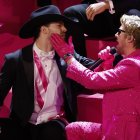 Ryan Gosling (d) interpreta la canción nominada "I"m Just Ken" de la película "Barbie".