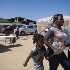 Una mujer migrante acude al puesto instalado por la Organización Internacional para las Migraciones (OIM) y el Servicio Nacional de Migraciones (SERMIG)