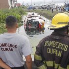 La mitad de la unidad del transporte quedó sumergida en el agua de la zanja.