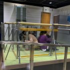 Una plataforma con decorado que simula una cocina imita sismos de distintas intensidades mediante temblores artificiales.