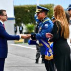 Daniel Noboa fue condecorado por el comandante de la Policía, César Zapata, durante el evento en la Escuela Superior General Enríquez Gallo, en Quito.