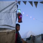 Refugiados palestinos decoran el campamento en Deir Al Balah para el Ramadán