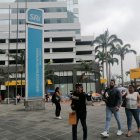Entidad.- Personas al ingreso del edificio principal del Servicio de Rentas Internas (SRI) en Guayaquil.