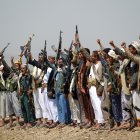 Soldados de Al Qaeda celebran el avance de las tropas en Oriente Medio. Armado hombres yemeníes leales a las consignas movimiento chiíta grito Huthi durante una reunión tribal contra los militantes de al-Qaeda en el área de Bani al-Harith, al norte de Saná, el 17 de agosto de 2014 Yemen se enfrenta a múltiples problemas internos, entre ellos la inseguridad en curso y las insurgencias que plantea por los combatientes chiitas Houthi, los separatistas del sur y el al-Qaeda en la Península Arábiga (AQAP). AFP PHOTO / MOHAMMED HUWAIS. Armed Yemeni men loyal to the Shiite Huthi movement shout slogans during a tribal gathering against al-Qaeda militants in the Bani al-Harith area, north of Sanaa, on August 17, 2014. Yemen faces multiple domestic problems, including ongoing insecurity and insurgencies posed by Shiite Houthi fighters, southern separatists and the al-Qaeda in the Arabian Peninsula (AQAP). AFP PHOTO / MOHAMMED HUWAIS.