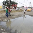 1. Sin veredas. Lo que podría ser una acera para los peatones, no es más que tierra y piedras. Muchas personas caminan al lado de los autos corriendo riesgo de ser atropellados