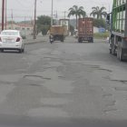 2. Vías. Las calles de la León Febres Cordero tienen cientos de huecos. El problema se evidencia casi a lo largo de los 7 kilómetros de extensión.