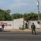 Fotografía del 9 de marzo del 2024 donde se observan las instalaciones de escuelas ubicadas en el Municipio La Cañada de Urdaneta, en Maracaibo (Venezuela). 



Padres denunciaron amenazas de una banda criminal a escuelas de La Cañada de Urdaneta, en el noroeste de Venezuela, por lo que estudiantes de este municipio no han podido asistir a clases, por temor de sus representantes a que los niños sean víctimas de un ataque. EFE/ HENRY CHIRINOS