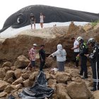 Rescate. Se llevó a cabo a pocos minutos de ocurrida la avalancha causada por el derrumbe del acantilado.
