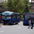 Muchos de los buses rebasan a otros cuando están en las paradas. Otros, en cambio, se quedan mucho tiempo y esto genera congestión.