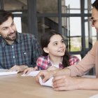 La conversación debe ser abierta para que la niña sienta confianza.