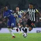 El volante ecuatoriano Moisés Caicedo (i) tuvo una destacada actuación ante Newcastle.