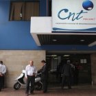 Según el asambleísta Ramiro Vela, hay asesores de gerencia en CNT que ganan 7.900 dólares.