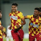 Christopher Zambrano (c) marcó un doblete en la victoria sobre Defensor Sporting.