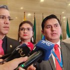 El legislador Paúl Buestán dando declaraciones.