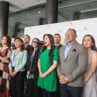 Pamela Aguirre hablando ante la prensa.