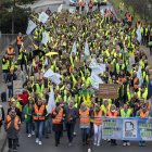 Varios centenares de miembros del personal de tierra, de seguridad y de cabina de Lufthansa en huelga se manifiestan en los alrededores del aeropuerto de Fráncfort