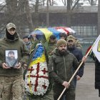 Parientes y amigos participan en Kiev del funeral de milicianos que integraban la legión georgiana.